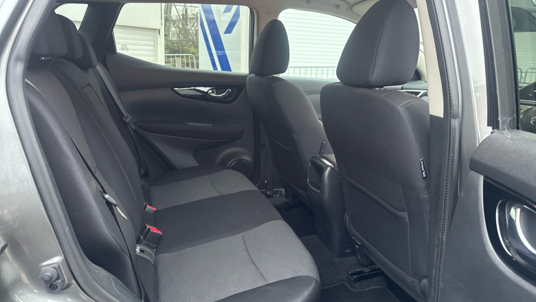 Nissan Qashqai 1.6 DiG-T N-Connecta 5dr Petrol Hatchback